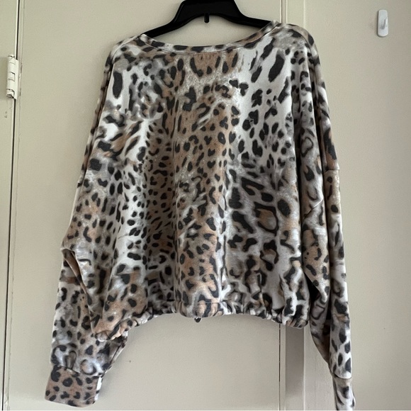 Cropped leopard sweatshirt - Picture 2 of 4